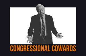 Os republicanos aproveitam as férias em meio à paralisação parcial do governo Nesta imagem de vídeo, o senador Ted Cruz, republicano do Texas, caminha para fazer o check-in de seu voo de volta aos EUA, no Aeroporto Internacional de Cancún, em Cancún, México, quinta-feira, 18 de fevereiro de 2021. (AP Photo/Dan Christian Rojas)