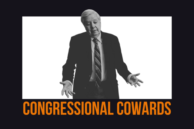 Nesta imagem de vídeo, o senador Ted Cruz, republicano do Texas, caminha para fazer o check-in de seu voo de volta aos EUA, no Aeroporto Internacional de Cancún, em Cancún, México, quinta-feira, 18 de fevereiro de 2021. (AP Photo/Dan Christian Rojas)