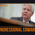 Uma espessa nuvem de fumaça sobe de uma instalação de armazenamento de petróleo atingida por um ataque americano-israelense na noite de sábado em Teerã, Irã, domingo, 8 de março de 2026. (AP Photo/Vahid Salemi)