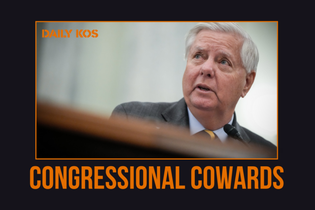 Uma espessa nuvem de fumaça sobe de uma instalação de armazenamento de petróleo atingida por um ataque americano-israelense na noite de sábado em Teerã, Irã, domingo, 8 de março de 2026. (AP Photo/Vahid Salemi)