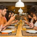 Os restaurantes proíbem os telefones dos clientes durante as refeições à medida que cresce a tendência de não rolagem: guarde-os ou então
