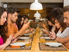 Os restaurantes proíbem os telefones dos clientes durante as refeições à medida que cresce a tendência de não rolagem: guarde-os ou então Os restaurantes proíbem os telefones dos clientes durante as refeições à medida que cresce a tendência de não rolagem: guarde-os ou então