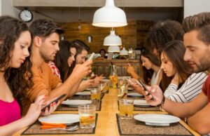 Os restaurantes proíbem os telefones dos clientes durante as refeições à medida que cresce a tendência de não rolagem: guarde-os ou então Os restaurantes proíbem os telefones dos clientes durante as refeições à medida que cresce a tendência de não rolagem: guarde-os ou então