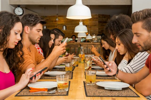 Os restaurantes proíbem os telefones dos clientes durante as refeições à medida que cresce a tendência de não rolagem: guarde-os ou então
