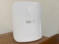 Os roteadores Amazon eero e Leo escapam da proibição de roteadores estrangeiros da FCC Roteador Netgear com um sinal de alerta no meio sobre um fundo azul e vermelho estampado