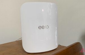 Os roteadores Amazon eero e Leo escapam da proibição de roteadores estrangeiros da FCC Roteador Netgear com um sinal de alerta no meio sobre um fundo azul e vermelho estampado