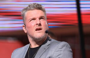 Os últimos comentários de Pat McAfee na WrestleMania provocam indignação nos fãs Pat McAfee and Randy Orton WWE SmackDown April 3, 2026