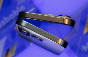 Os últimos vazamentos, rumores e renderizações do iPhone Fold: tudo o que sabemos renderização hipotética da dobra do iphone em um fundo estilizado