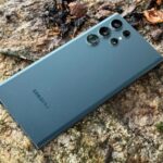 Samsung Galaxy S22 Ultra em cima do Galaxy Z Flip 4