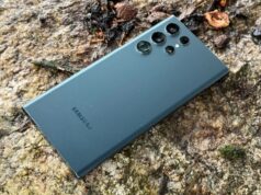 Os usuários do Galaxy S22 Ultra não têm acesso a seus telefones e ninguém sabe por quê Samsung Galaxy S22 Ultra em cima do Galaxy Z Flip 4