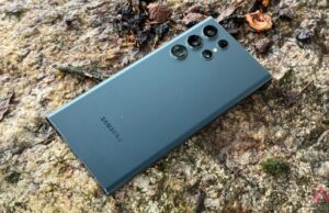 Os usuários do Galaxy S22 Ultra não têm acesso a seus telefones e ninguém sabe por quê Samsung Galaxy S22 Ultra em cima do Galaxy Z Flip 4