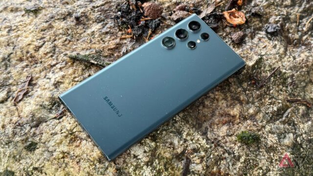 Samsung Galaxy S22 Ultra em cima do Galaxy Z Flip 4