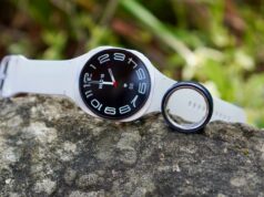 Oura Ring 4 vs. Galaxy Watch 8: Por que um anel inteligente supera um smartwatch Wear OS Alguns smartwatches em uma superfície curva com um smartwatch e uma pulseira inteligente ao lado deles.