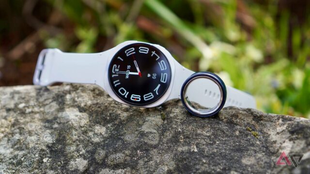 Alguns smartwatches em uma superfície curva com um smartwatch e uma pulseira inteligente ao lado deles.