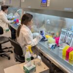 Uma mulher segura tecido de fígado impresso em 3D