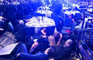 Ouvimos pop, pop, pop, olhamos para a porta… e esperamos debaixo das mesas que o lunático descarregasse: Dentro do tiroteio no jantar dos correspondentes na Casa Branca O terror se espalhou pelo jantar dos correspondentes de Washington na noite de sábado, depois que um homem armado abriu fogo