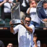 Ozzie Guillén, técnico vencedor da World Series com o Chicago White Sox, levanta o troféu da World Series durante uma cerimônia em homenagem ao time Chicago White Sox de 2005 no Rate Field em 12 de julho de 2025 em Chicago, Illinois.