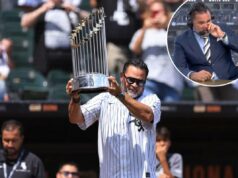 Ozzie Guillen luta contra as lágrimas depois de descobrir que os White Sox estão aposentando seu número Ozzie Guillén, técnico vencedor da World Series com o Chicago White Sox, levanta o troféu da World Series durante uma cerimônia em homenagem ao time Chicago White Sox de 2005 no Rate Field em 12 de julho de 2025 em Chicago, Illinois.