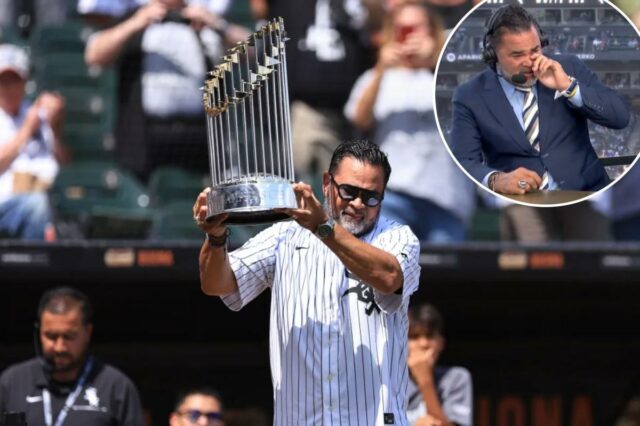 Ozzie Guillén, técnico vencedor da World Series com o Chicago White Sox, levanta o troféu da World Series durante uma cerimônia em homenagem ao time Chicago White Sox de 2005 no Rate Field em 12 de julho de 2025 em Chicago, Illinois. 