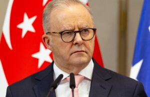 PM sinaliza revisão do NDIS, eliminando incentivos fiscais para investidores em uma prévia do orçamento *refile* O primeiro-ministro Anthony Albanese e o primeiro-ministro de Cingapura, Lawrence Wong, durante uma coletiva de imprensa conjunta em Istana Villa, em Cingapura, em 10 de abril de 2026. fedpol Foto: Dominic Lorrimer