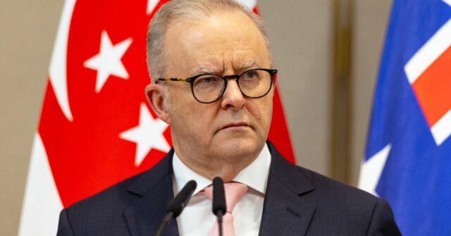 *refile* O primeiro-ministro Anthony Albanese e o primeiro-ministro de Cingapura, Lawrence Wong, durante uma coletiva de imprensa conjunta em Istana Villa, em Cingapura, em 10 de abril de 2026. fedpol Foto: Dominic Lorrimer