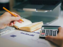 PSA: planos legados ilimitados da AT&T enfrentam aumentos de preços e é uma bagunça Planos ilimitados legados da AT&T enfrentam aumentos de preços e são uma bagunça | Foto mostra um homem com calculadora, notebook e MacBook com gráficos sobre a mesa