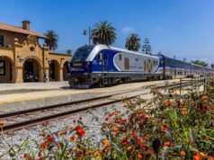 Pacific Surfliner estreia viagens para LA e SLO – facilitando o acesso à Costa Central Um trem Pacific Surfliner azul e prata está estacionado na estação ferroviária de Santa Bárbara.