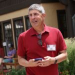 Jeff Shell, CEO da NBCUniversal, acena ao chegar ao Sun Valley Resort com uma mulher para a Allen & Company Sun Valley Conference.