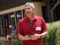 Pagamento de separação de Jeff Shell da Paramount revelado após saída de destaque Jeff Shell, CEO da NBCUniversal, acena ao chegar ao Sun Valley Resort com uma mulher para a Allen & Company Sun Valley Conference.