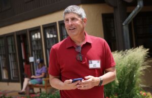 Pagamento de separação de Jeff Shell da Paramount revelado após saída de destaque Jeff Shell, CEO da NBCUniversal, acena ao chegar ao Sun Valley Resort com uma mulher para a Allen & Company Sun Valley Conference.