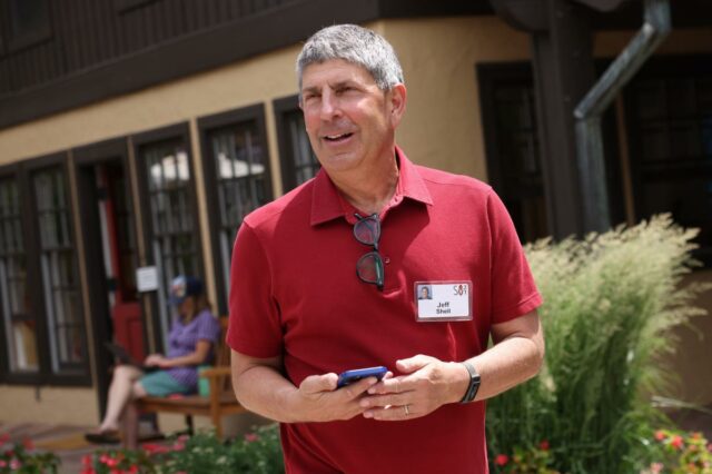 Jeff Shell, CEO da NBCUniversal, acena ao chegar ao Sun Valley Resort com uma mulher para a Allen & Company Sun Valley Conference.