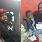 Um homem segurando uma criança e um pacote com três brinquedos redondos e coloridos.