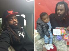 Pai baleado e morto enquanto protegia heroicamente um bebê de oito meses: ‘Coragem incrível’ Um homem segurando uma criança e um pacote com três brinquedos redondos e coloridos.