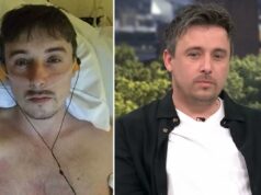 Pai solteiro, 26 anos, tem 10 centímetros de seu pênis amputados depois que o câncer corroeu uma ‘grande cratera’ Steven Hamill, um homem de 26 anos, vestindo uma camisa preta sobre uma camiseta branca, está sentado em um sofá azul, olhando diretamente para a câmera.