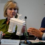 Painel dos EUA aprova projeto de Trump para arco maciço em Washington, DC