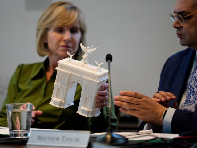 Painel dos EUA aprova projeto de Trump para arco maciço em Washington, DC
