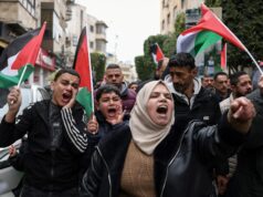 Palestinos na Cisjordânia protestam e atacam a lei israelense de pena de morte Palestinos na Cisjordânia protestam e atacam a lei israelense de pena de morte