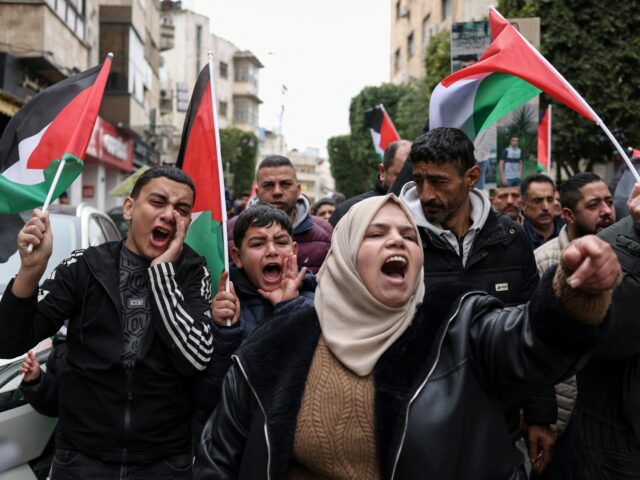 Palestinos na Cisjordânia protestam e atacam a lei israelense de pena de morte
