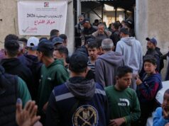 Palestinos votam nas eleições locais na Cisjordânia e no partido de Gaza Homens palestinos se reúnem em frente a uma seção eleitoral para participar das eleições locais em Deir al-Balah, no centro da Faixa de Gaza, no sábado.