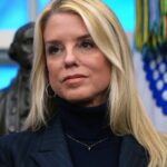Pam Bondi deixa o cargo de procuradora-geral dos EUA após mandato polêmico