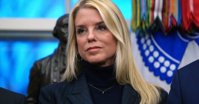 Pam Bondi deixa o cargo de procuradora-geral dos EUA após mandato polêmico
