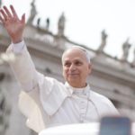 Papa Leão diz que a Igreja não “irá além” da bênção de casais do mesmo sexo