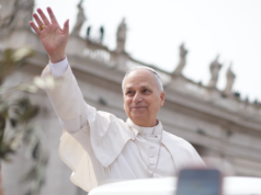 Papa Leão diz que a Igreja não “irá além” da bênção de casais do mesmo sexo Papa Leão diz que a Igreja não “irá além” da bênção de casais do mesmo sexo