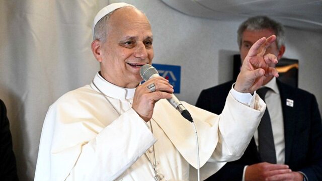 Papa Leão diz que comentários sobre o mundo ser “devastado por um punhado de tiranos” não foram dirigidos a Trump: relatório
