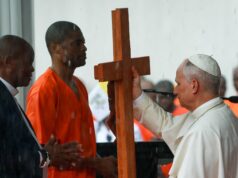 Papa Leão pede reforma da justiça nas prisões da Guiné Equatorial Pessoas usam guarda-chuvas para se proteger da chuva enquanto esperam na rua a passagem do Papa Leão XIV, em Bata, Guiné Equatorial, 22 de abril de 2026. REUTERS/Guglielmo Mangiapane