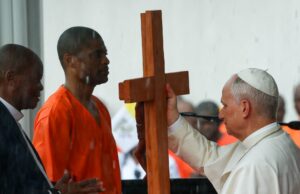 Papa Leão pede reforma da justiça nas prisões da Guiné Equatorial Pessoas usam guarda-chuvas para se proteger da chuva enquanto esperam na rua a passagem do Papa Leão XIV, em Bata, Guiné Equatorial, 22 de abril de 2026. REUTERS/Guglielmo Mangiapane