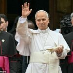 O Papa afirmou que o mundo está “sendo devastado por um punhado de tiranos” à medida que sua rivalidade com Donald Trump aumenta