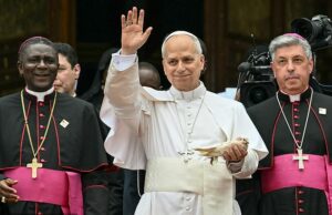 Papa diz que o mundo está sendo devastado por um punhado de tiranos e condena líderes que gastam bilhões em guerras – após os ataques de Trump nas redes sociais O Papa afirmou que o mundo está “sendo devastado por um punhado de tiranos” à medida que sua rivalidade com Donald Trump aumenta