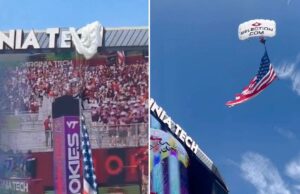 Pára-quedista bate no placar da Virginia Tech – chocando a multidão e atrasando o jogo de futebol Uma bandeira americana emaranhada no