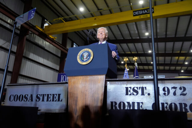 Pare o aço: Trump, amante de subornos, ataca novamente Os trabalhos continuam em uma parte praticamente demolida da Ala Leste da Casa Branca, quinta-feira, 23 de outubro de 2025, em Washington, antes da construção de um novo salão de baile. (Foto AP/Jacquelyn Martin)